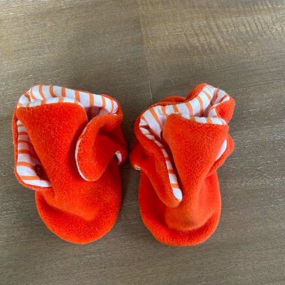🎀  5 for $30 Infant Fleece Booties 0-6M in Orange - Picture 4 of 5